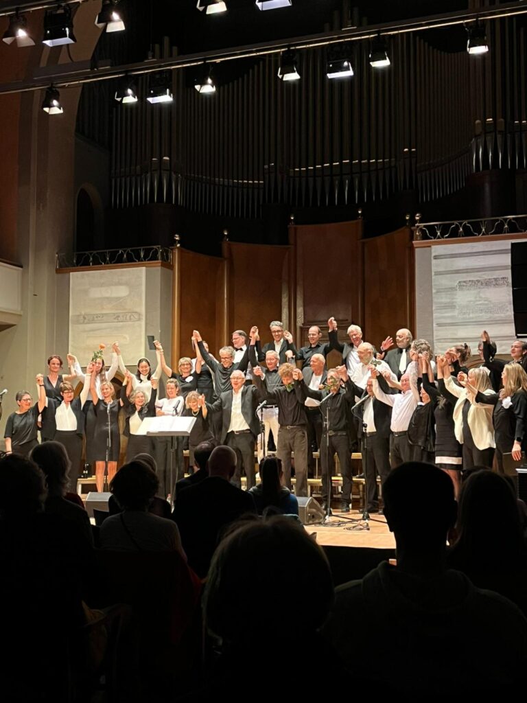 Der Jazzchor Bern verbeugt sich nach einem tollen Konzert.